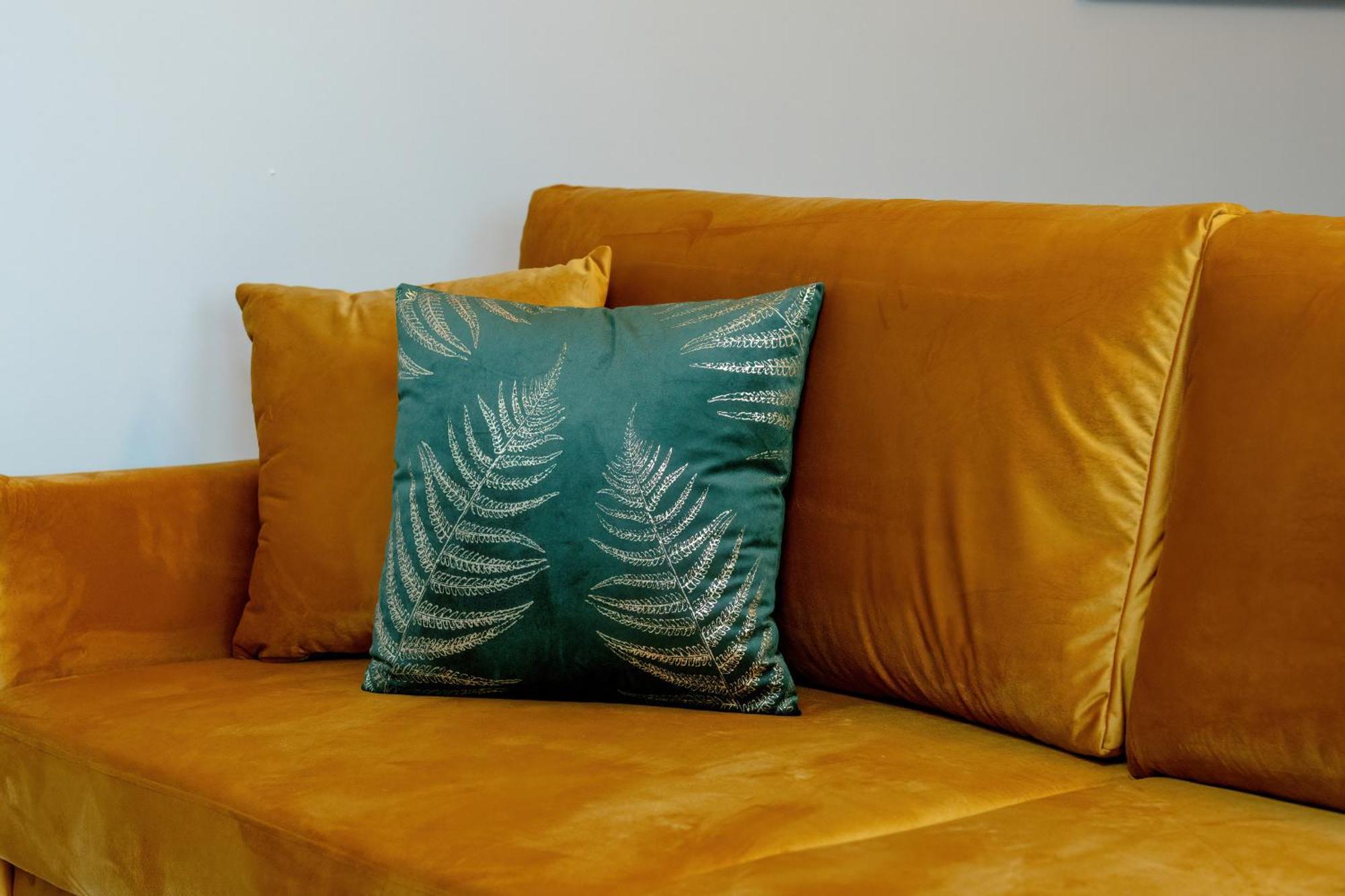 Beautiful With Balcony & Free Garage By Renters Apartament