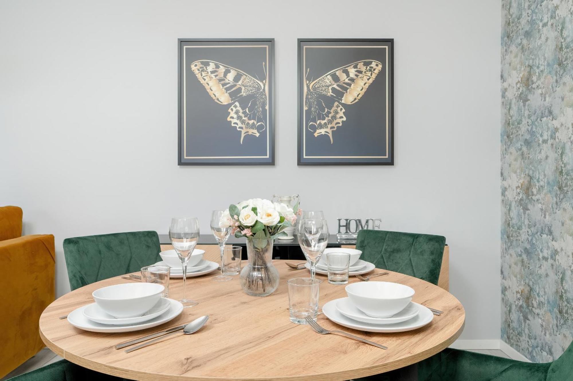 Beautiful With Balcony & Free Garage By Renters Apartament *