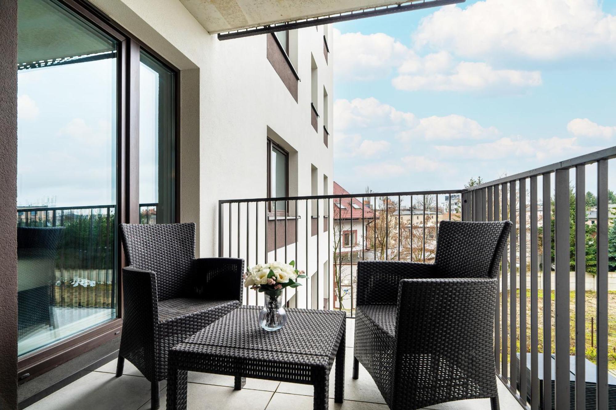 Beautiful With Balcony & Free Garage By Renters Apartament