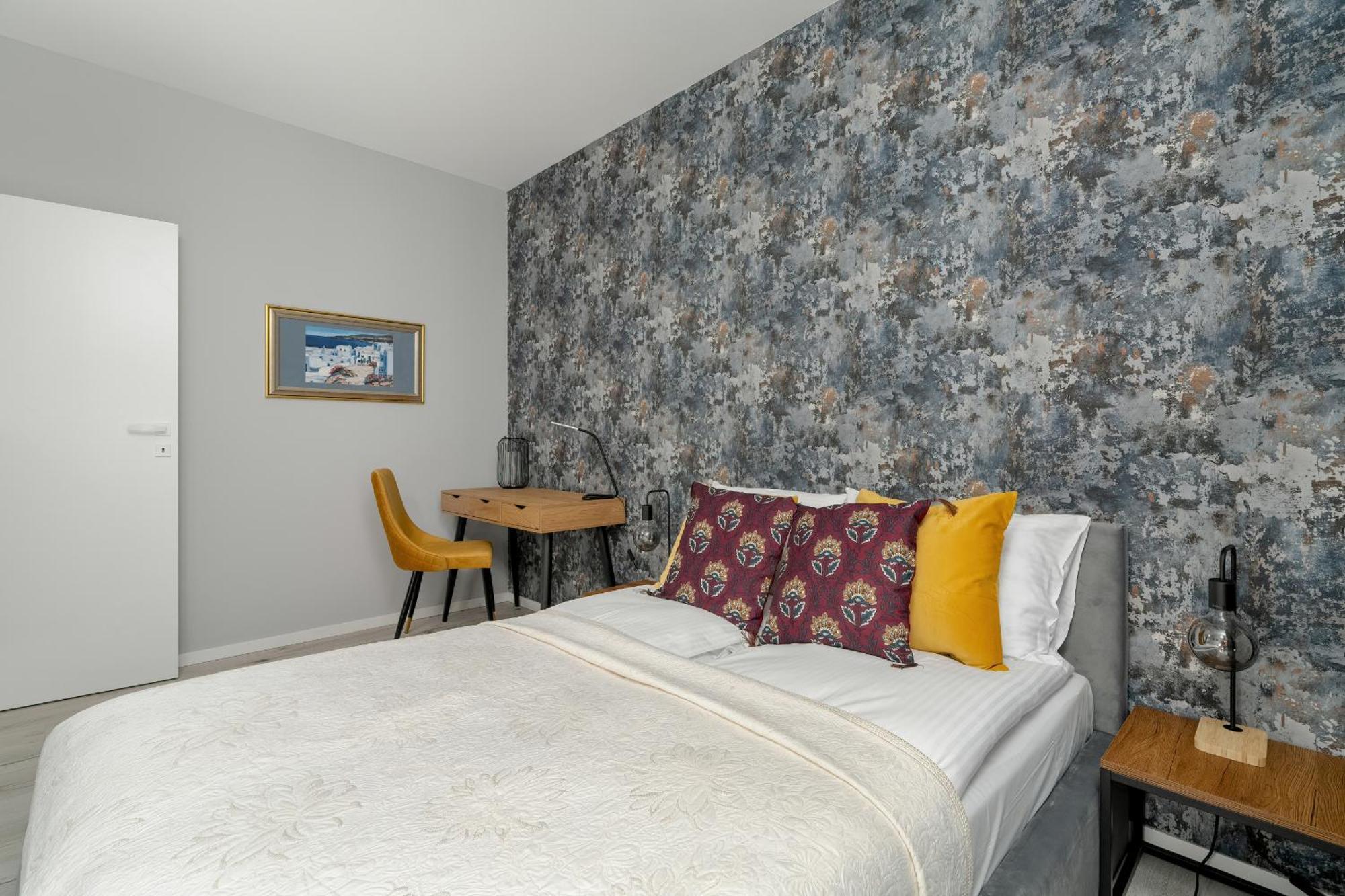 Beautiful With Balcony & Free Garage By Renters Poznań